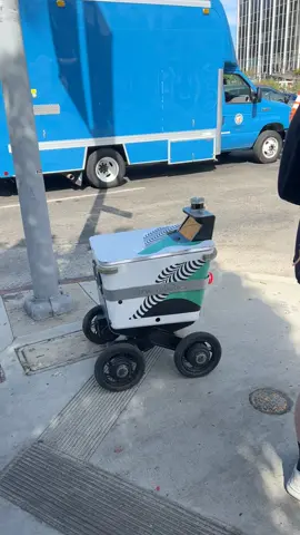 First time seeing a delivery robot was phenomenal 😂 #deliverydriver #hollywood #robot #crash 