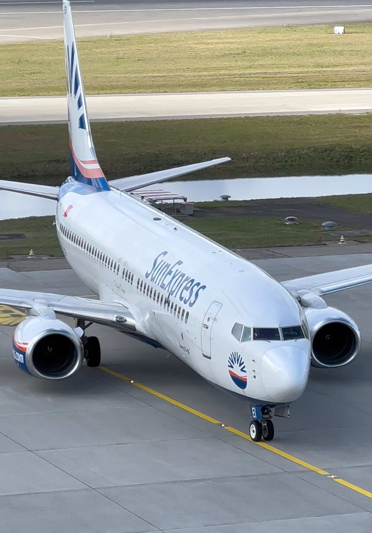 Sun Express Boeing 737-800 spooling up its engines as it edges towards its arrival gate #boeing #boeing737 #avgeek #pilot #aircraft #aviation #planes #fyp #airline 