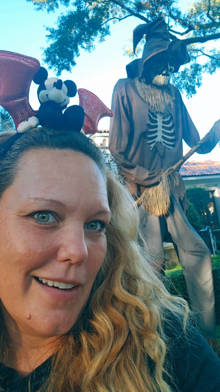 hey boi, hey!!! #skeleton #boyfriend #Halloween #octobervibes  #happyhalloween #decorations 