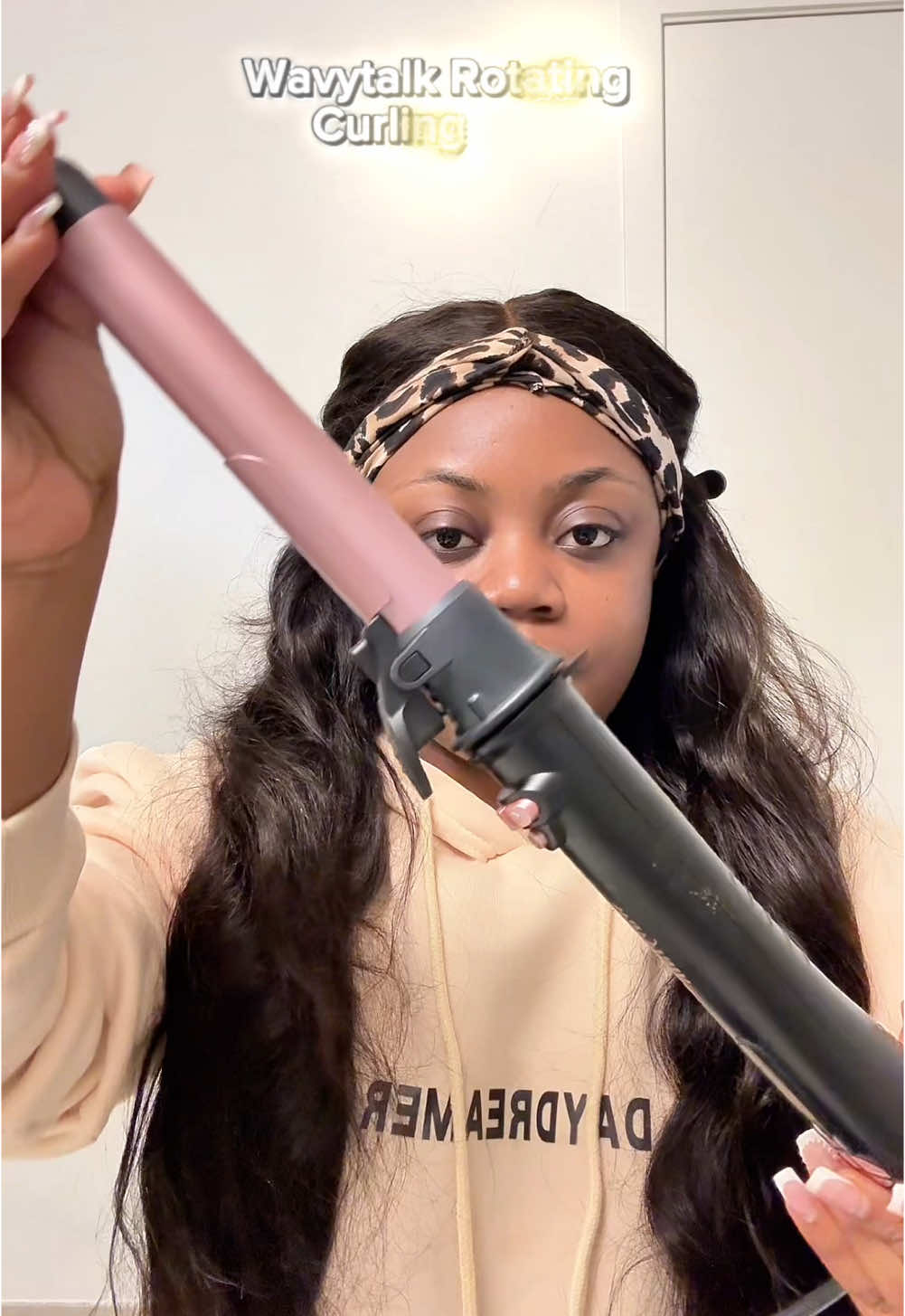 This rotating curling iron from @wavytalkofficial is a must have! I highly recommend it.  #wavytalk#wavytalkrotatingcurlingiron#rotatingcurlingiron  