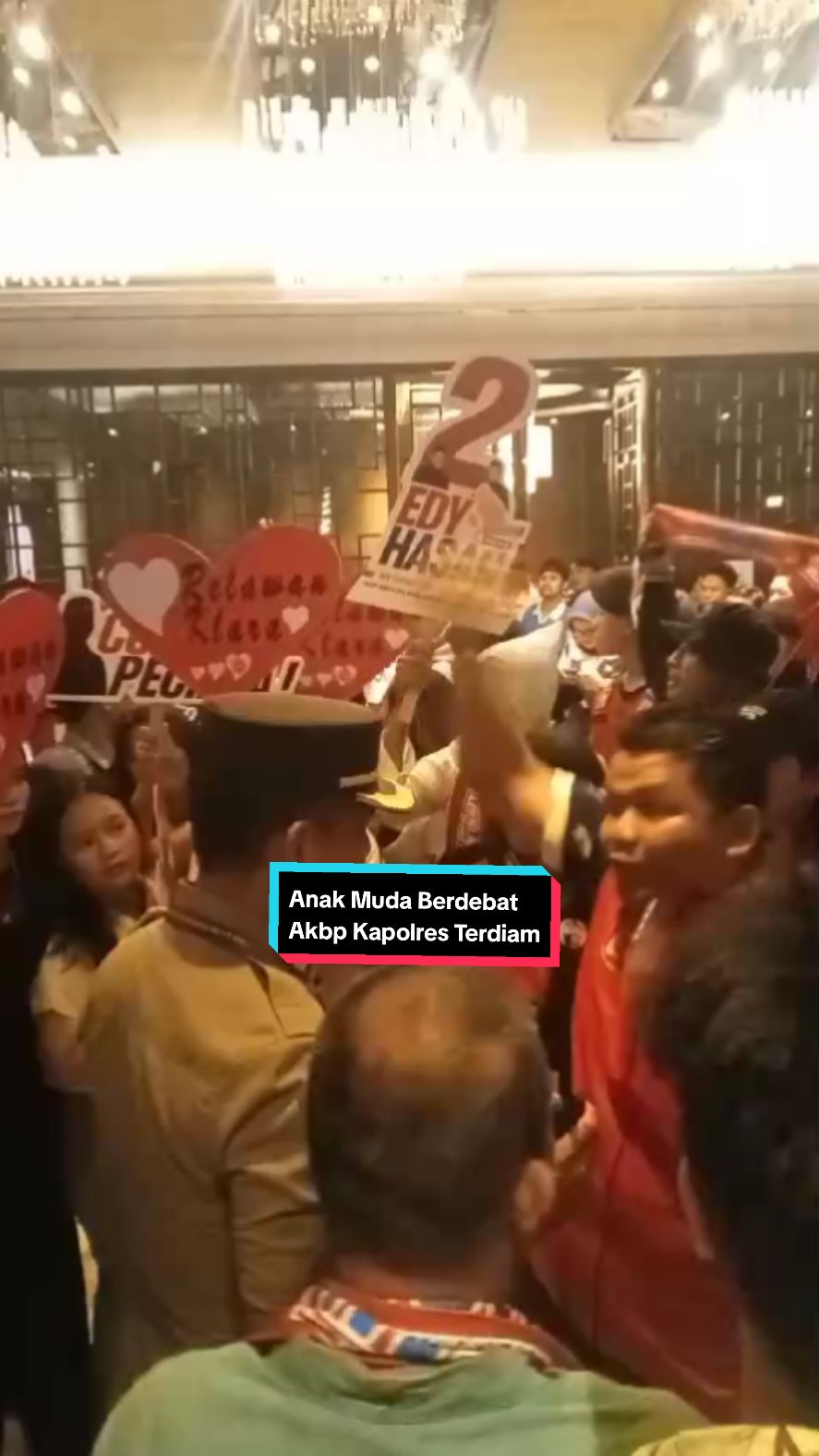 bergerak mengawal ayah @edyrahmayadi85. jangan ada di debat tidak kenetralan pemerintah terhadap kita, berani senggol berani berdebat pakai adab dan akal......maaf pak akbp kpolres kita ingin keadilan dan kenetralan jangan ada berpihak kita bukan anak kecil pak kita ingin pilkada sumut aman dan netral pak.... @ayah_edyrahmayadi  #sumutviral  #pilkadasumut2024  #debatcagubsumut2024  #medanviral 
