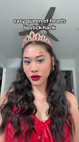ofc i had to do a costume w red lips!!! #queenofhearts #redqueen #aliceinwonderland #halloween #halloweenmakeup #vampylips #vampylipstick #grungelipstick #cherryredlipstick #darkredlipstick #patmcgrathlabs 