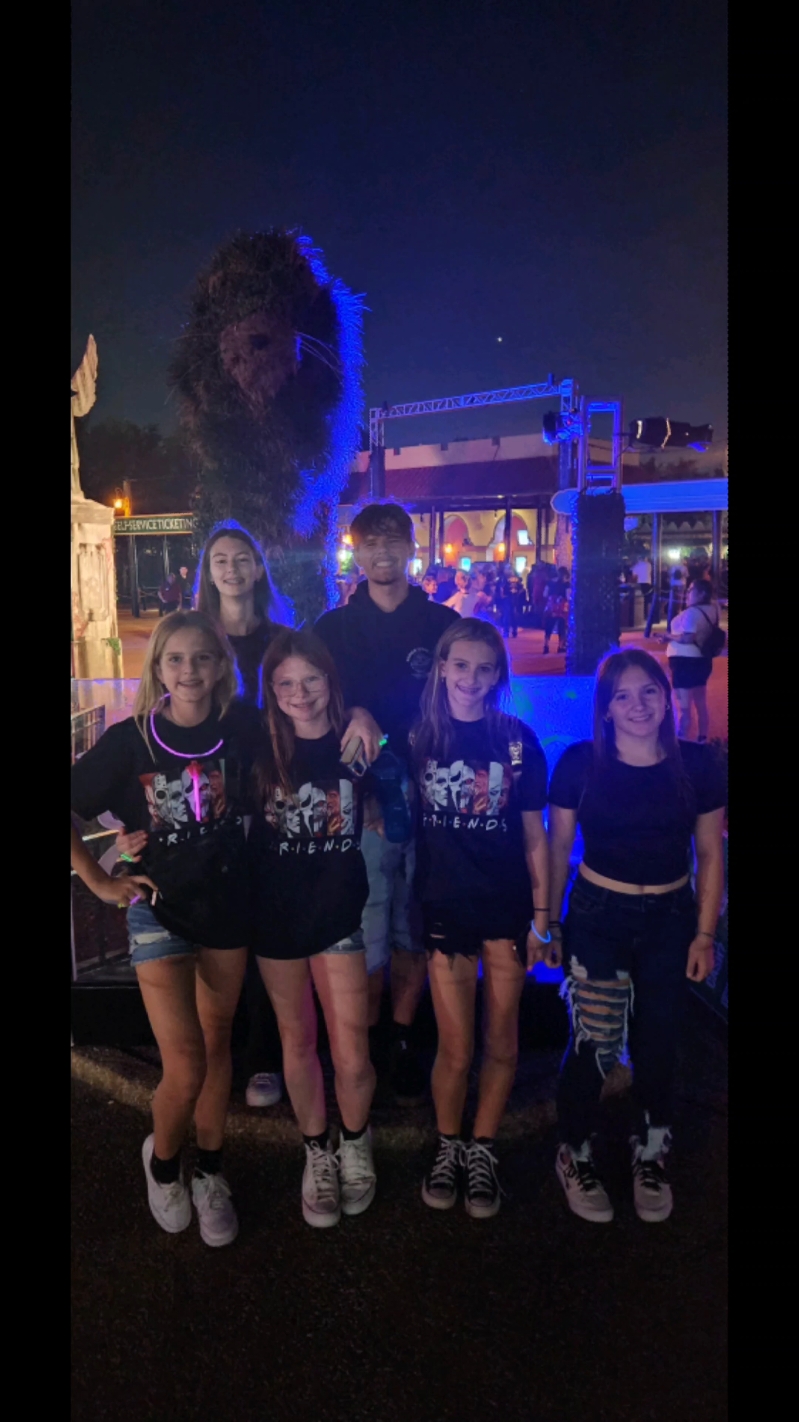 One of my favorite nights of the year is spent at Howl O'Scream and this year was one of the best times! Took the kids and a few friends! Scare zones and houses were top notch! #HowloScream #twiggysmalls #halloweenrecap #halloween24 