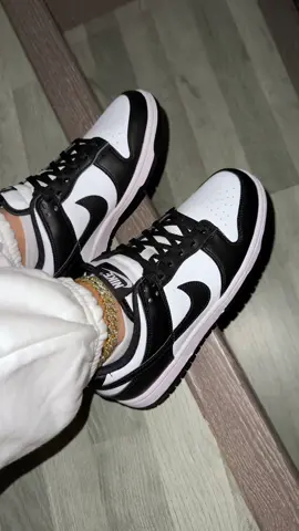 Preciosos🖤 #dunklow #dunk #dunklowpanda #sneakers #sneakerhead #basic #paratiiiiiiiiiiiiiiiiiiiiiiiiiiiiiii #fyp #videoviral #viralditiktok #sneakersaddict #sneakernews #sneakerstore #black #white #basicfit #outfit 