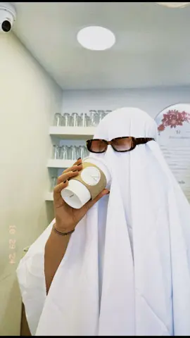 ¡No te quedes con las ganas de un café muy escalofriante! 👻☕️Asi cerramos la spooky season en Azalea Coffee 🎃 . . . #halloween #ghosttrend #ghost #halloweencostume  #spooky #spooktober #ghostphotoshoot  #humor #funny #café #cafeteria #guadalajara #coffee #cafeteriasbonitas 
