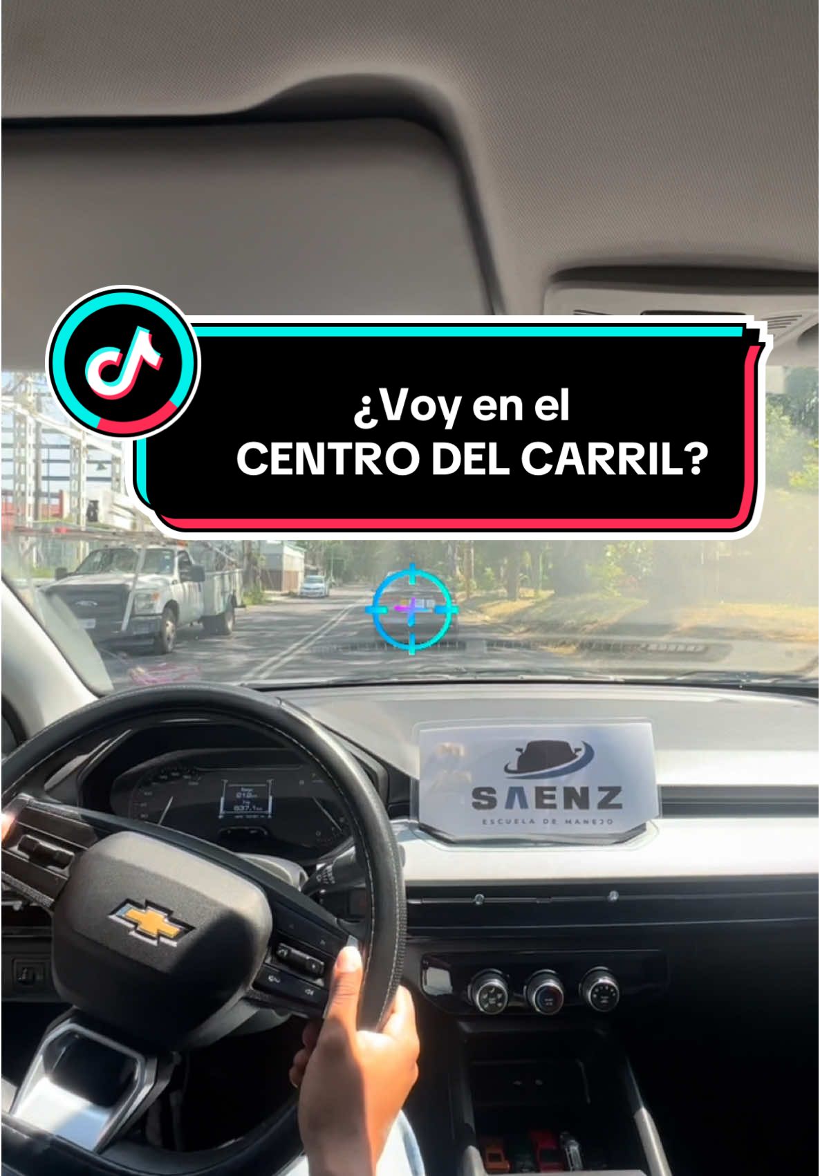 Respuesta a @aandreinamendoza ¿Cómo saber que circulas en el centro del carril? Una de las dudas más comunes, te mostramos dos sencillas formas de averiguarlo.  SAENZ, manejemos juntos🤝 #drivinglessons #drivinginstructor #escuelademanejo #clasesdemanejo #aprenderamanejar #cardriving #auto #carretera #centro #lineasdelpiso #diademuertos #manejar 