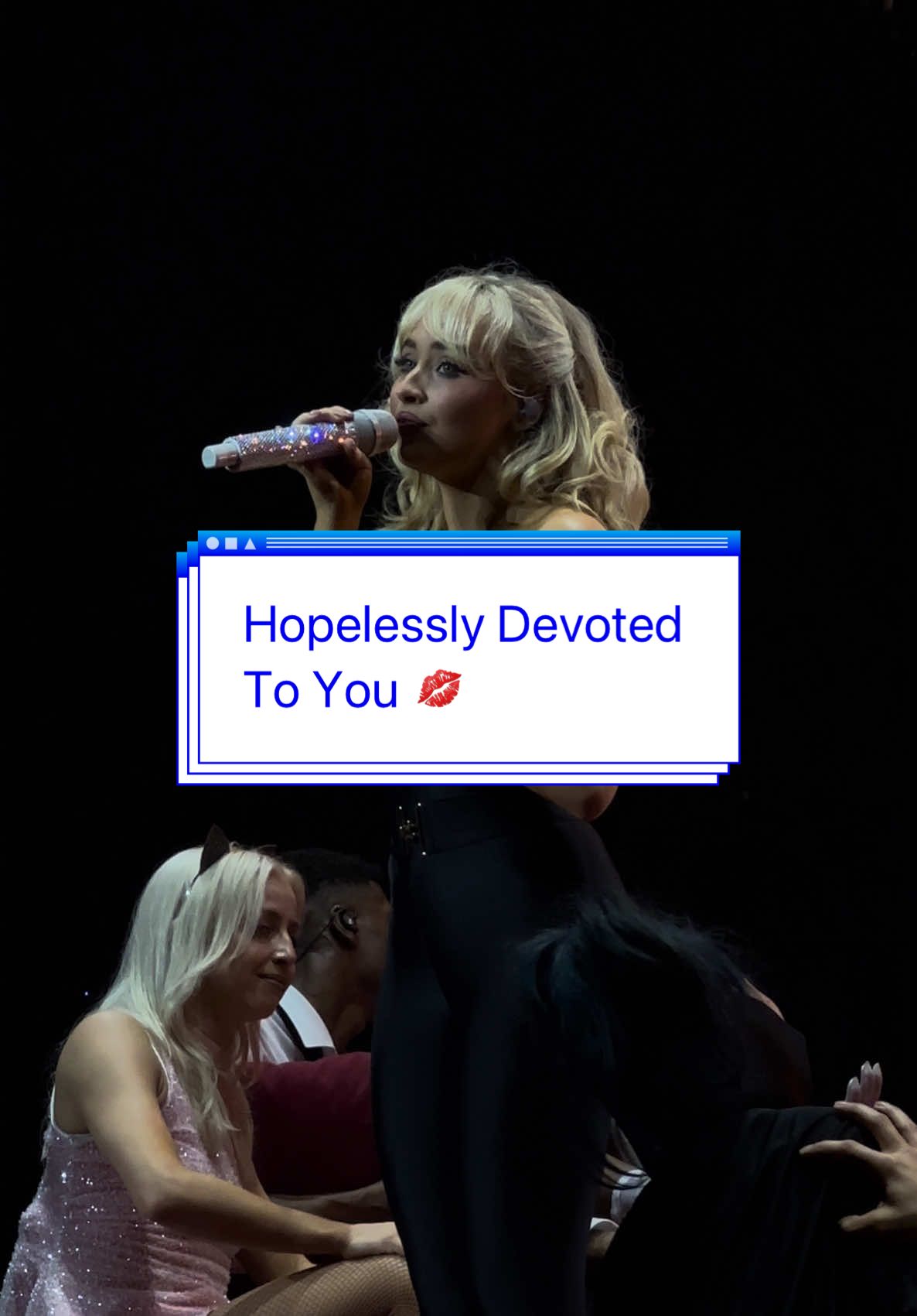 If I had a nickel for every time an artist sang Hopelessly Devoted To You at a halloween concert….#shortnsweettour #shortnsweetdallas #sabrinacarpenter 