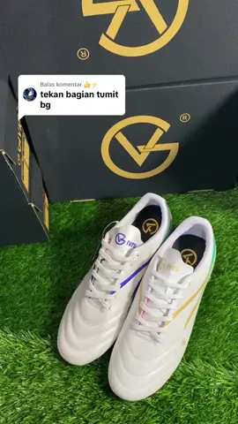 Membalas @🤙⚡ sudah ada foam busa yg empuk ygy dan juga dikombinasikan dengan becounter untuk melindungi tumit kaki jadi sangat aman dan nyaman 🤤 #sepatubola #sepatubolaoriginal #sepatubolagivru #givru #sepakbola #fyp #fyf #4u 