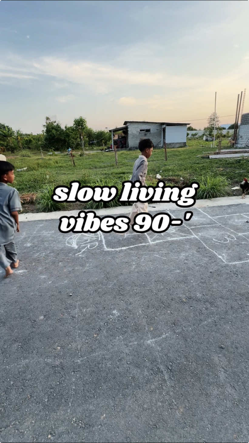 kapan terakhir kali kalian lihat anak2 main ginian?? aku kemarin 😭😭 berasa nemu komen harta karun 😭😭 #slowliving #slowlivinglifestyle #pedesaan #vibes90an #90an 