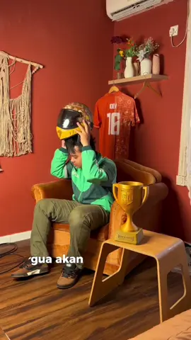 Hi, kenalin nama gue Asep Supriadi. Selain ngojol dan kerja freelance, saya punya cita-cita buat bikin sekolah sepak bola yang memperhatikan tentang psikologi, ekonomi, dan latar belakang pendidikan atau lingkungan calon siswa. Berhubung modalnya belum ke kumpul, jadinya saya ngerilis jersey sekolah sepak bolanya terlebih dahulu untuk dijual secara umum.
