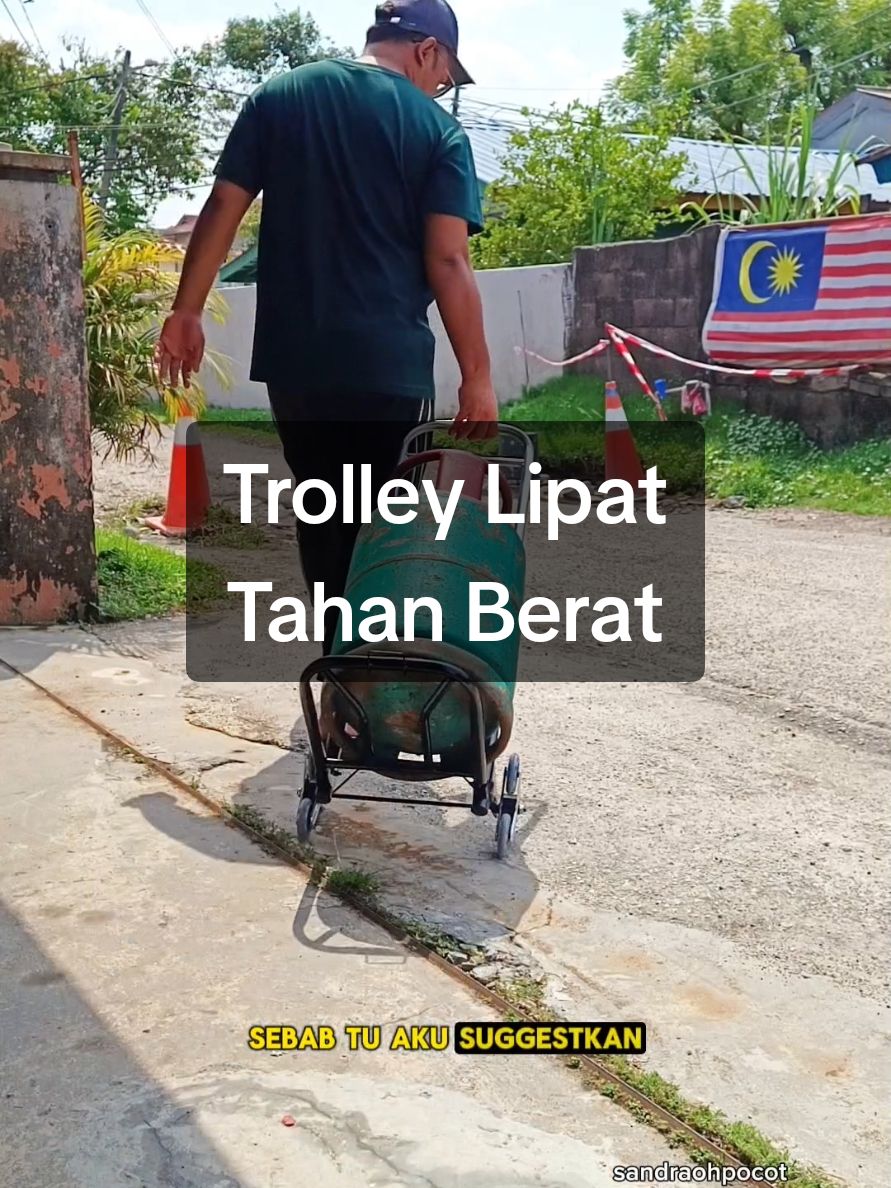 Angkat barang sekarang bukan lagi masalah. Dengan troley lupat ni kerja angkat barang jadi mudah 👍✅ #trolley #trolilipat #trollylipat #TikTokShop #angkatbarang #foldabletrolley #3wheeltrolley  #trollyangkatbarang #tiktokhousehold  #trolleymurah #trolleytiktok #fyp #sandraohpocot 