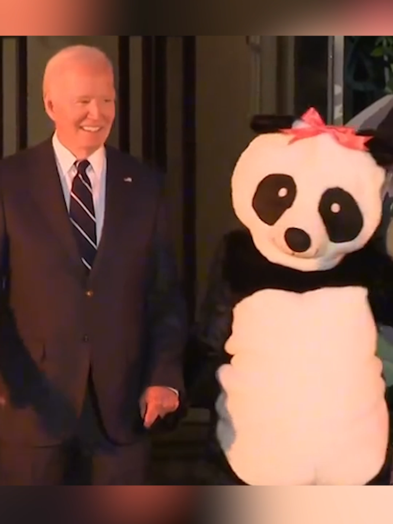 Joe y Jill Biden celebran Halloween en la Casa Blanca; la primera dama se disfrazó de panda. #Latinus #InformaciónParaTi