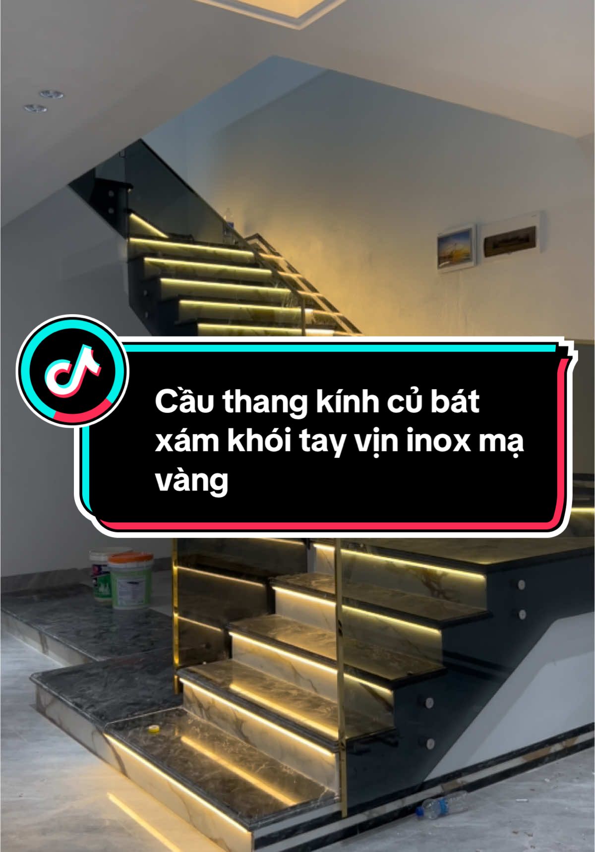 Hoàn thiện mẫu cầu thang kính củ bát màu xám khói, tay vịn inox mạ vàng. Mê quá các bác ạ 😖😖 #xuhuong #xuhuong2024 #cauthangdepbinhan #toptrending #tiktokviral #top #kinhantoan #cauthangkinh #cauthanghiendai 