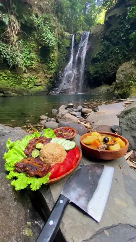 Resep sop buntut makassar sapi (soup buntut grill on stone ) 🏕️🇮🇩🪵🔥🌱🌎💦 #masak #buntut #outdoorcooking #camping #waterfall #fyp #naturelovers #indonesia #outdoor 