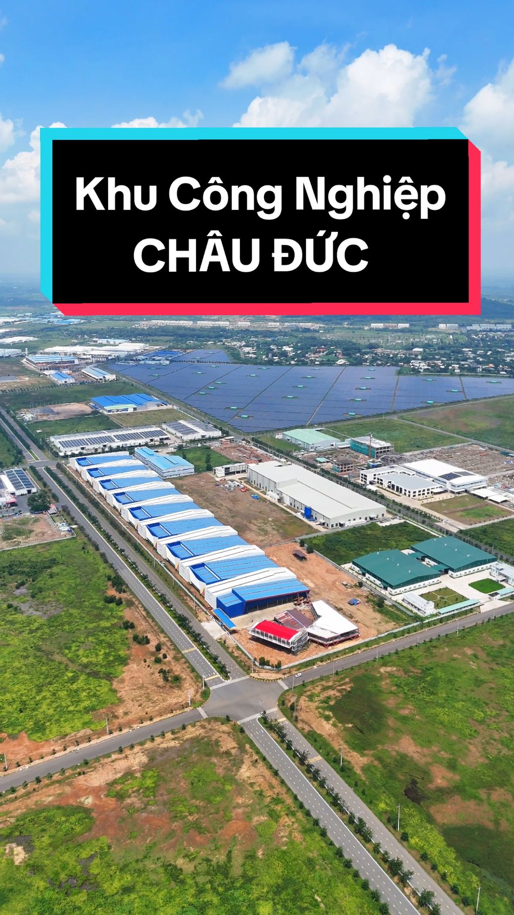 Khu công nghiệp Châu Đức nằm ở huyện Châu Đức, tỉnh Bà Rịa - Vũng Tàu, là một trong những khu công nghiệp trọng điểm của khu vực phía Nam Việt Nam. Khu công nghiệp này được thành lập với mục tiêu thu hút đầu tư và phát triển kinh tế, đặc biệt là trong lĩnh vực chế biến thực phẩm, sản xuất hàng tiêu dùng và các ngành công nghiệp khác. Một số điểm nổi bật về khu công nghiệp Châu Đức: ✅ Vị trí địa lý: Khu công nghiệp Châu Đức có vị trí thuận lợi, gần các tuyến giao thông chính như Quốc lộ 51, đường cao tốc Biên Hòa - Vũng Tàu, giúp dễ dàng kết nối với các khu vực lân cận và cảng biển. ✅ Diện tích và cơ sở hạ tầng: Khu công nghiệp có diện tích rộng lớn với cơ sở hạ tầng hiện đại, đáp ứng nhu cầu của các nhà đầu tư. Các tiện ích như điện, nước, xử lý nước thải cũng được chú trọng phát triển. ✅ Chính sách ưu đãi: Chính quyền địa phương đưa ra nhiều chính sách ưu đãi cho các nhà đầu tư, bao gồm thuế, hỗ trợ về mặt bằng, và các dịch vụ khác để khuyến khích phát triển. ✅ Lĩnh vực thu hút đầu tư: Khu công nghiệp Châu Đức chủ yếu thu hút các dự án trong lĩnh vực chế biến thực phẩm, sản xuất hàng tiêu dùng, điện tử, và công nghệ thông tin. ✅ Tiềm năng phát triển: Với vị trí chiến lược và cơ sở hạ tầng ngày càng hoàn thiện, khu công nghiệp Châu Đức hứa hẹn sẽ trở thành một điểm đến hấp dẫn cho các nhà đầu tư trong và ngoài nước. Khu công nghiệp Châu Đức không chỉ góp phần thúc đẩy nền kinh tế địa phương mà còn tạo ra nhiều cơ hội việc làm cho người dân trong khu vực. #flycambariavungtau #xuhuong #flycam4k #kcnchauduc #flycambds #chauduc 