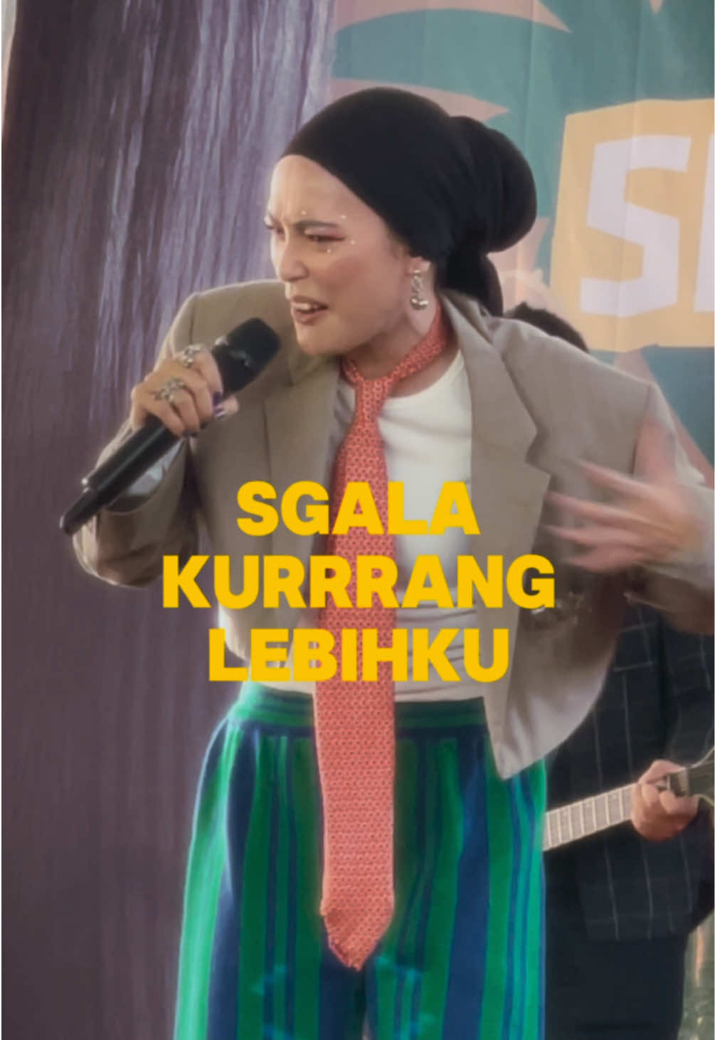 Udah capek capek dandan, pake baju terbagus yang paling aku suka. Eh malah dibilang aneh????  Bajuku bukan aneh, tapi bukan seleramu aja ko! #bukanseleramu  #mittybukanseleramu #MusicOnStage