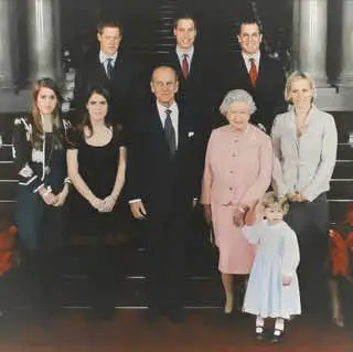 Queen Elizabeth and her grand children #queenelizabeth #princewilliam #princeharry #peterphilips #zaratindall #princessbeatrice #princesseugenie #ladylouise #jameswessex #royalfamily #brithishroyalfamily 