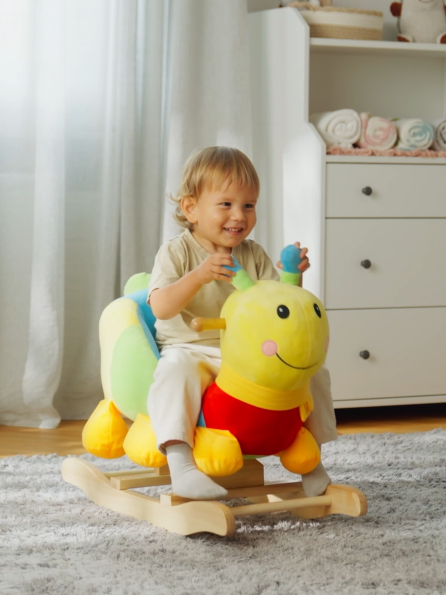 La chenille à bascule est douce et colorée 🐛🌈 Ce jouet en bois pour bébé offre le soutien dont il a besoin pour se balancer en toute sécurité et qu'il soit soutenu de tous les côtés 👶 Découvrez notre gamme complète d'articles essentiels pour bébé sur SmythsToys.com et en magasin à partir de 69,99€ avec la référence 🔍136839   #fauteuil #bébé #bascule #confort #puériculture #enfant #parents #smythsbebe