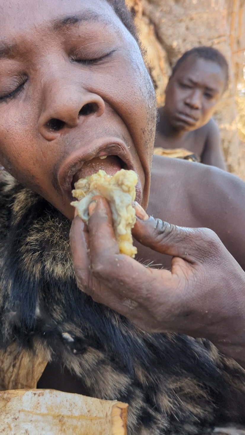 Wow,,🤤 It's breakfast food😋 hadzabe tribe Family eating Together🍲very delicious meat.#bushmen #culture #traditional 