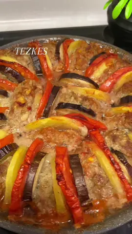 А ля рататуй с мясом. Новинка. Рецепт очень легкий.  #рататуй понадобится Фарш лук чеснок картофель помидор баклажан.  выпекайте в духовке 60 минут под фольгой и 30 минут до золотистой корочки до приготовления картошки. 