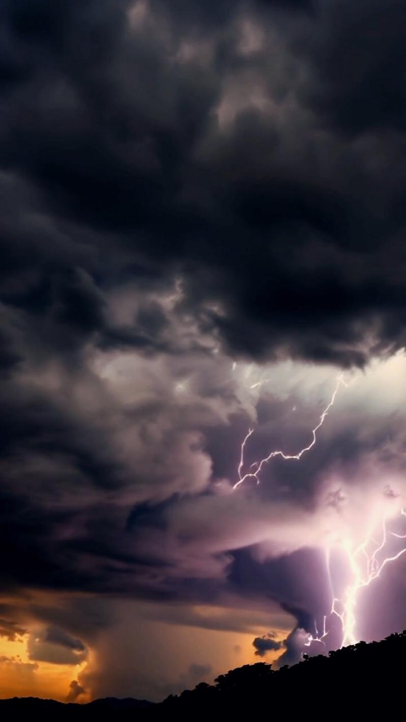 Storm is comming  #livewallpaper #4k #wallpaper #ai #storm #dramatic #clouds #thunder #rain #fyp 