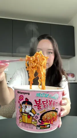 guilty pleasure 😫 carbonara Buldak noodles with crispy cicken #spicynoodles #samyang #buldak #mukbang #eating #korean #food 