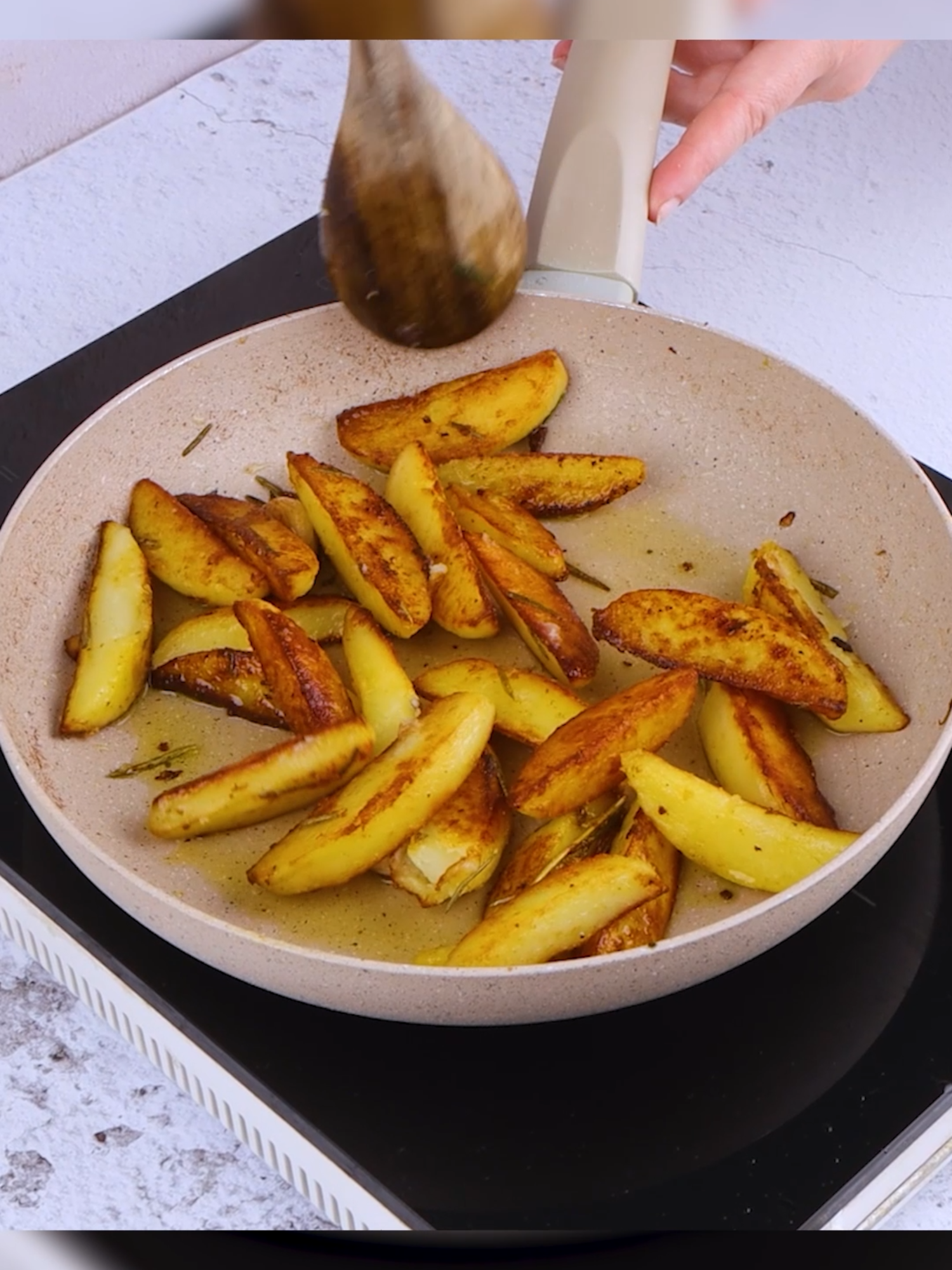 If you want to have golden and crispy #potatoes in a pan, you have to follow this recipe! 🥔😍 Take a look: 👉INGREDIENTS 1kg of potatoes Extra virgin olive oil 2 cloves of garlic 2 sprigs of rosemary Salt Pepper 60ml (1/4 cup) of water 👉METHOD 1. Peel the potatoes and divide them in half, then cut them lengthwise to obtain wedges. 2. In a pan add the extra virgin olive oil, garlic and rosemary and fry for a few minutes. 3. Add the potatoes to the pan and season them with salt and pepper. Pour the water and cover with the lid. Let them cook for 20 minutes, stirring occasionally. 4. Serve potatoes all together on a serving dish. What would you serve these with? 😋👇 #cookistwow #cookistrecipe #recipes #easy #yummy #tasty #delicious #cooking #easyrecipes #foodtok