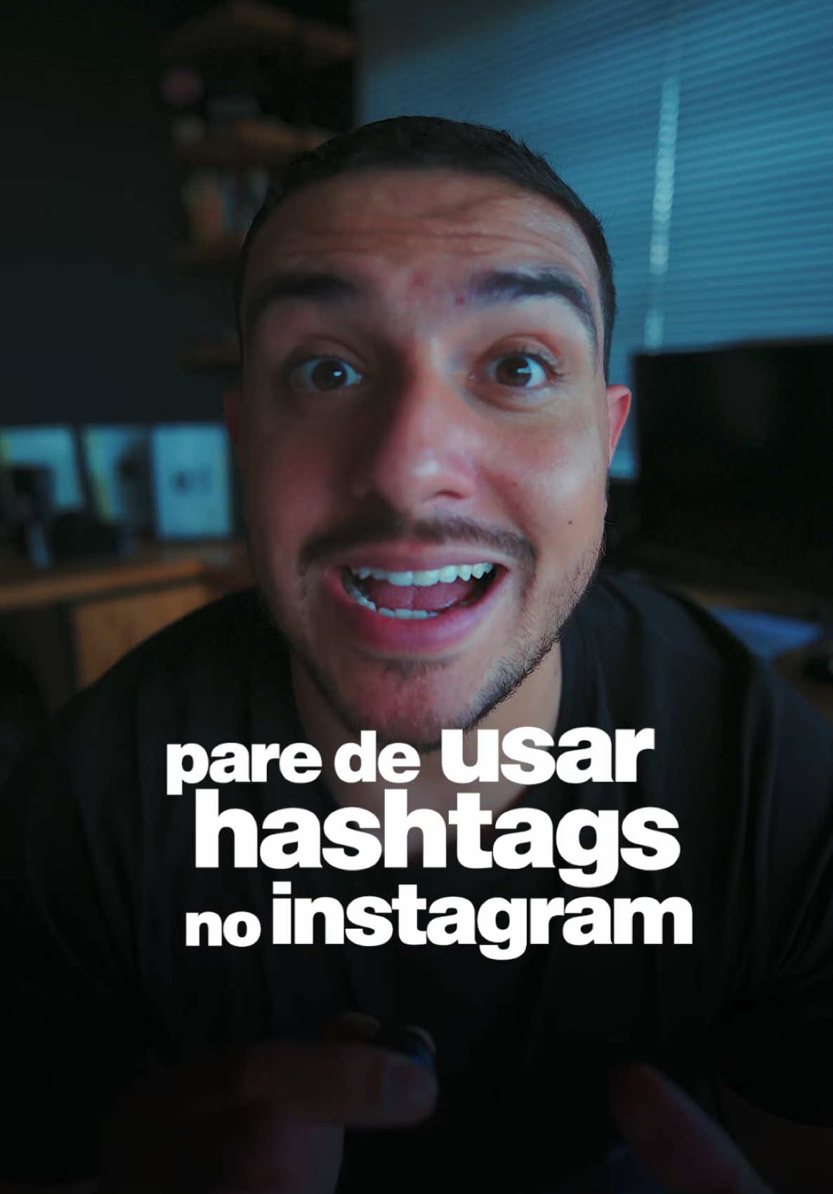 🚨NÃO USE MAIS HASHTAGS! Seja estratégico na hora de criar a legenda e use apenas 3 que tenham a ver com seu conteúdo 😉 #marketingdigital #socialmedia #marketingdeconteudo #estrategiasmarketing 