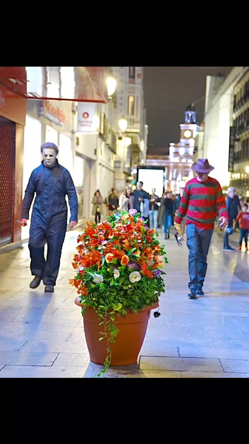 Hapoy Halloween 🎃🤯👻  #bushmanpranks #funnyvideos #pranks #funnymemes #funny #bushmanprank #bushman #scare #hombrearbusto #broma #scary #halloween2024 #halloweencostume 