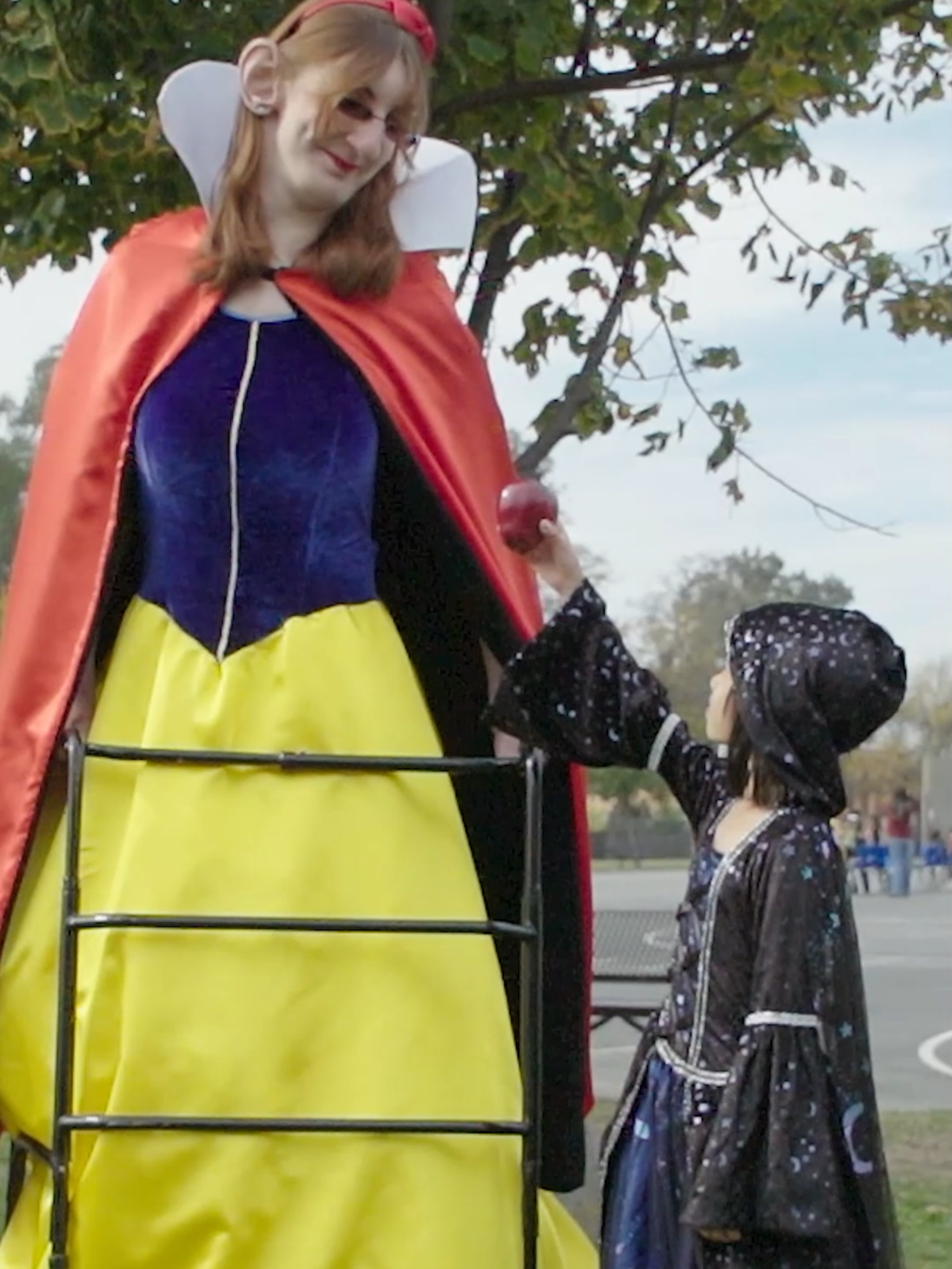 Tallest woman Rumeysa Gelgi - 7 ft 0.7 in (215.16 cm) - looking majestic in her Snow White Halloween costume 🍎🎃