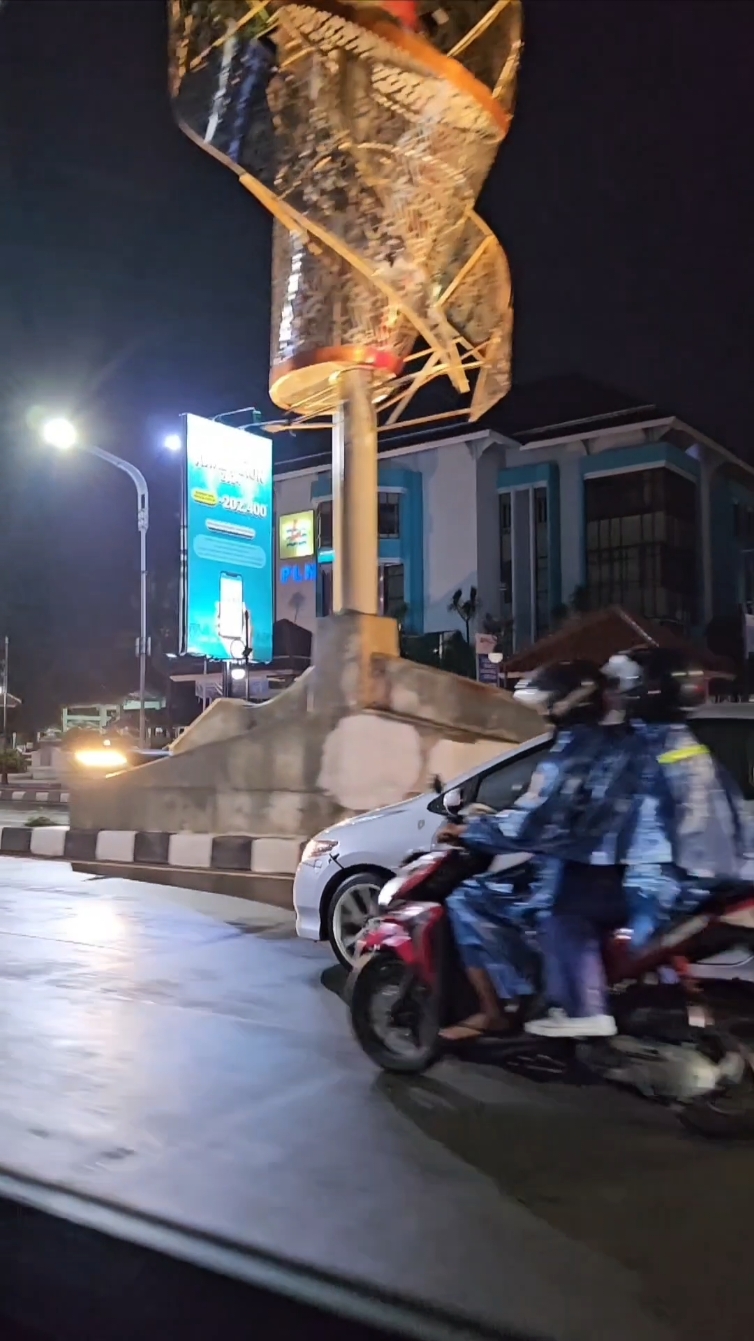 melewati jalan slamet riyadi di purwosari, kota solo setelah malam itu diguyur hujan, membuat suasana jadi adem. #kotasolo 