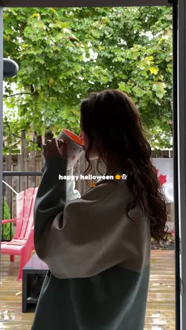 last day of ocotber 🥹🎃 #spookyseason #halloween #cozyvideo #cozyvibes #coffeemorning #happyhalloween #fallmorningroutine #fallvibes🍂 