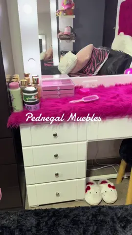 💕 AMAMOS 💕 Nos encanto ver como acomodo su Tocador Vanity de 5 cajones, nuestra clienta 😍.   ¿Quieres el tuyo? Contactanos 📲5543472155  #vanitymirror #espejo #tocador #maquillaje #acomodando #decorando #decoracion #habitacion #habitaciones 