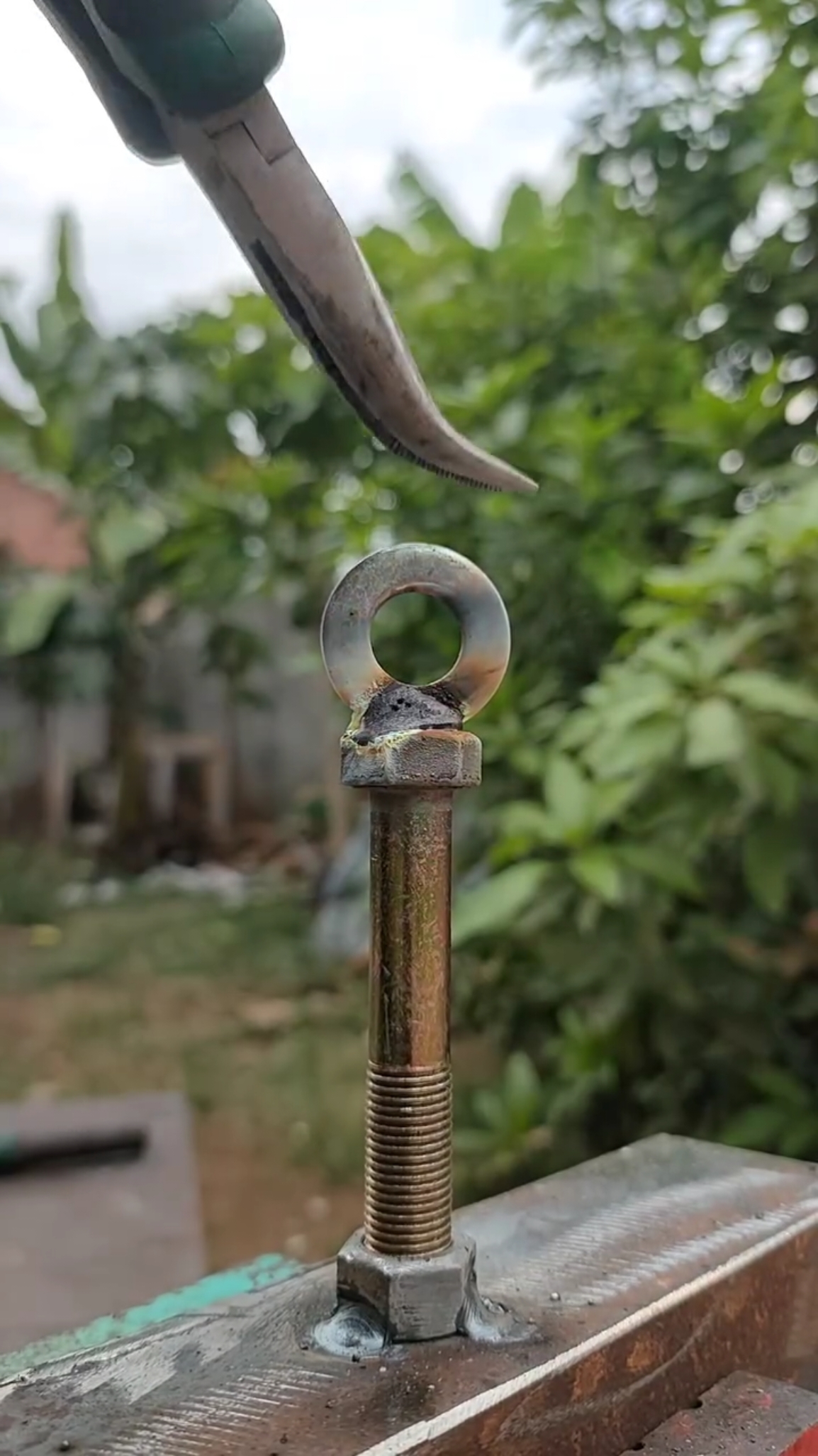 Extraordinary!! This welder invented a tool that would speed up making small pipe joints more accurately and quickly. #metalworking #DIY #migweldingwork #migwelding #ironwelding #howtoweld #perfectweld #tipsandtricks #weldingprojects #stickwelding7018 #stickwelding #fabrication #welding #weldingcreativetools #weldingart #art #welder #cuttingskills 