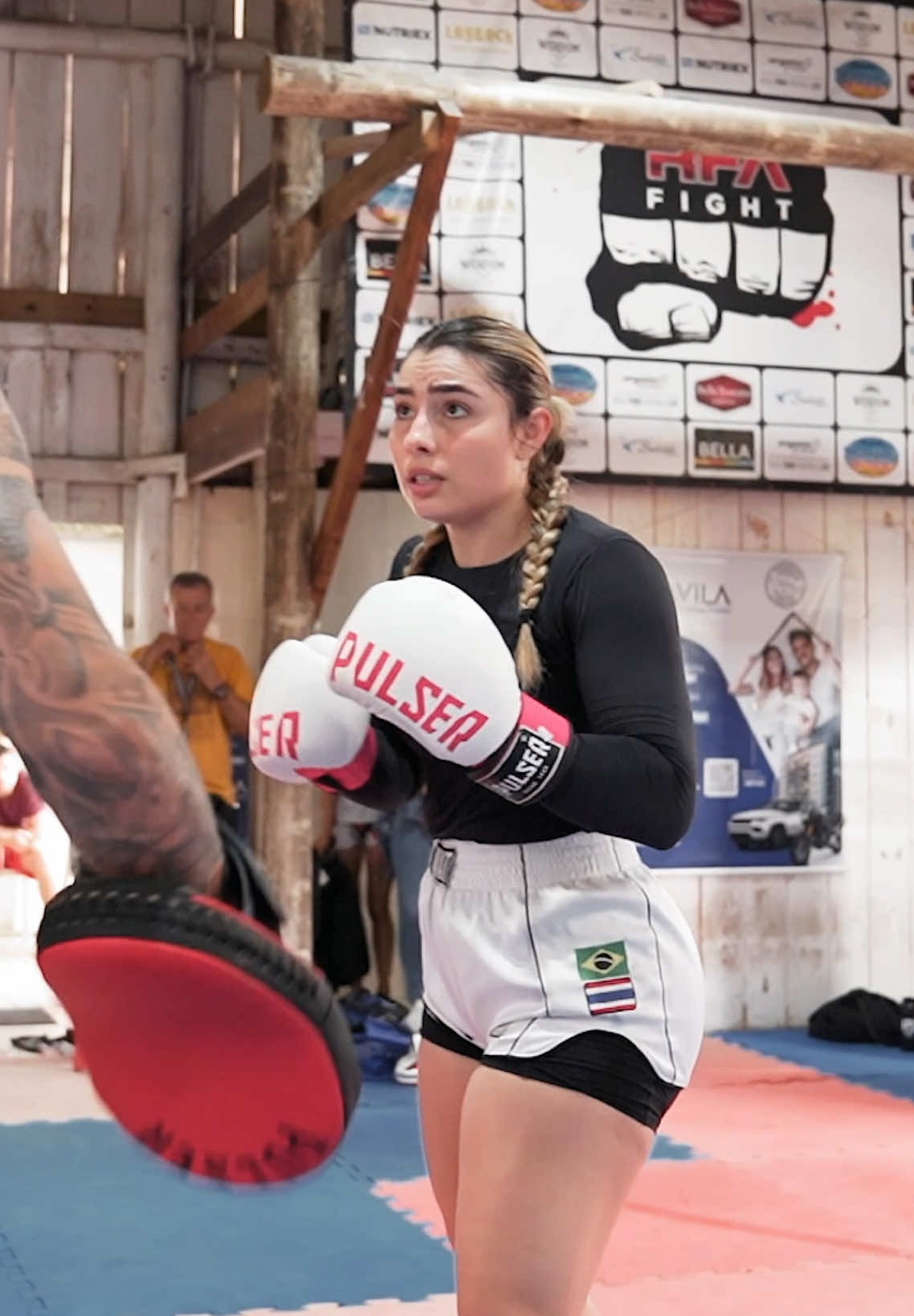 Em minha defesa… eu só falei que o saco de pancada estava duro 🥲 Vídeo completo no canal!! #muaythai #striking 