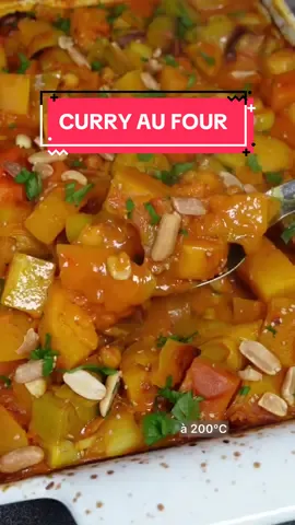 👇Curry au four👇🍛 Abonne-toi à @le.renard.et.les.raisins pour plus de recettes faciles Enregistre ce post pour ne jamais perdre la recette 💌 Pour 6 personnes : 1 courge butternut 1 patate douce 2 poireaux 1 boîte de pois chiches 250g de tofu nature (facultatif) 400ml de lait de coco 1 boîte de tomates concassées 1 cas de bouillon de légumes 2 cas de purée de cacahuète 2 cac de curry en poudre (ou en pâte) Sel Pour servir : cacahuète, herbes fraîches Laver et couper tous les légumes en morceaux. Dans un saladier, mixer ensemble le lait de coco avec 400 ml d’eau bouillante, le curry, la purée de cacahuète, le bouillon et la boîte de tomates. Verser tout les ingrédients dans le plat, saler au goût et couvrir d’un papier sulfurisé (il ne doit pas toucher le curry). Enfourner dans un four préchauffé à 220°C pour 20 min, mélanger à la cuillère sans se brûler puis baisser le feu à 200°C et enfourner pour 40 min à 1h supplémentaire, toujours couvert. Servir avec du riz (j’ai posté une recette sympa dans mon canal, pour y accéder cliquer sur « les renardeaux » sur mon profil), des cacahuètes grillées concassées et une herbe fraîche coupée au choix. [ Recette idée repas facile rapide express simple four gratin végétarien vegan backed curry korma sans gluten sans lactose sans lait sans œuf hack astuce #recette #recettefacile #recettemaison #recetterapide #recettehealthy #recettesaine #recettesimple #recettevegan #recettevegetarienne #mangersain #sansgluten #sansglutensanslactose #sanslactose #sanslait #sansoeuf #sanssucre #ideerecette #ideerepas #dîner #mangermieux #mangersainement #faitmaisoncuisine #faitmaison #mangerbien #curry #tofu #recettebebe #recetteenfant #korma #petitbudget ]