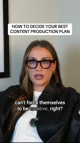 The key here us to be HONEST with ourselves about how & when you can do your best creative work 👀 #marketingpodcast #marketingtips #marketingandsales #socialmediamarketing #femaleentrepreneur 
