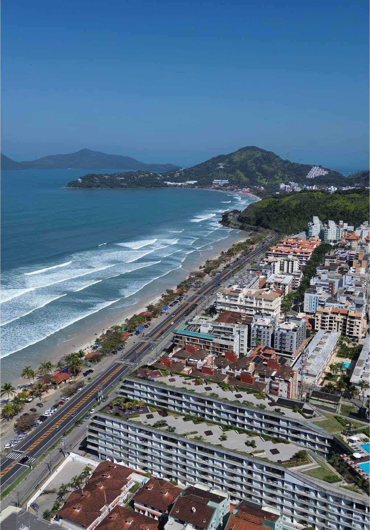 Pousada acolhedora localizada a apenas 200 metros da Praia Grande em Ubatuba, que oferece acomodações confortáveis ​​com comodidades essenciais e um delicioso café da manhã incluso.  Com mais de 20 anos no mercado hoteleiro, a pousada tem como objetivo proporcionar um refúgio relaxante aos visitantes. #ubatuba #pousada 