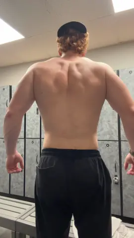 Back and tri day. Should i start posting the workouts? #fyp #GymTok #bodybuilding #college #gymmotivation 