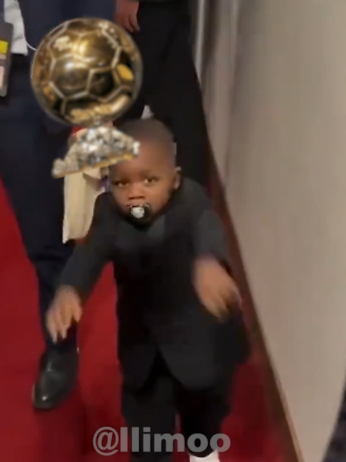 El pequeño Keyne lanza a Vinicius el Balón de Oro.   The little Keyne throws the Ballon d'Or to Vinicius.   O pequeno Keyne lança a Vinicius a Bola de Ouro.   Le petit Keyne lance le Ballon d'Or à Vinicius.   Der kleine Keyne wirft Vinicius den Ballon d'Or zu.   Il piccolo Keyne lancia il Pallone d'Oro a Vinicius.   De kleine Keyne gooit de Gouden Bal naar Vinicius.   小さなケインがヴィニシウスにバロンドールを投げる。   小凯恩将金球奖扔向维尼修斯。   작은 케인이 비니시우스에게 발롱도르를 던진다.   Маленький Кейн бросает Винисиусу Золотой мяч.   الصغير كين يرمي الكرة الذهبية إلى فينيسيوس.   Der kleine Keyne wirft Vinicius den Ballon d'Or zu.   छोटे कीन ने विनीसियस को बैलोन डी'ओर फेंका।   Keyne kecil melemparkan Ballon d'Or kepada Vinicius.   کیین کوچک توپ طلا را به وینیسیوس می‌اندازد.   Den lille Keyne kaster Ballon d'Or til Vinicius.   Pikku Keyne heittää Kultaisen pallon Viniciukselle.   Den lilla Keyne kastar Ballon d'Or till Vinicius. #keyne #keyneyamal #lamineyamal #vinicius #vini #ballondor #balondeoro 