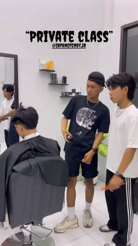 Info private class chat link di bio yak🙌🏽 Booking link dibio☝🏻 📍Depan RAYZ HOTEL UMM/samping kampus UMM #deyogahairstudio #barbershop #barbermalang 