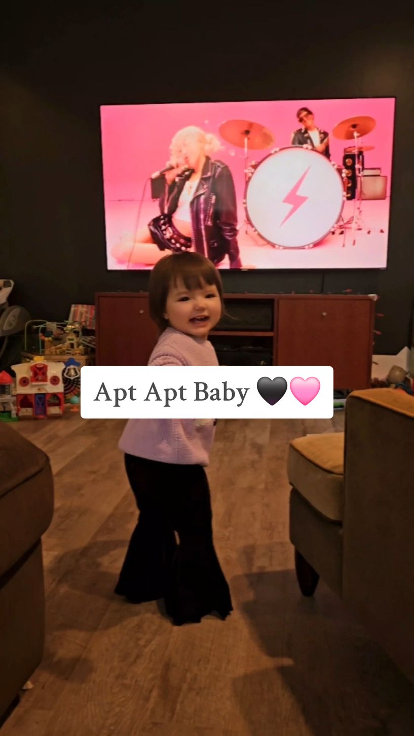 Apt Apt Apt baby girl part 2🥺💕 she really loves this song 😭 #rose #brunomars #Apt #aptchallenge #korean #blackpink #blink #babyblink #kpopbaby #babykpop #kpopfypシ #kpopstan #kpopdance #fypツ 