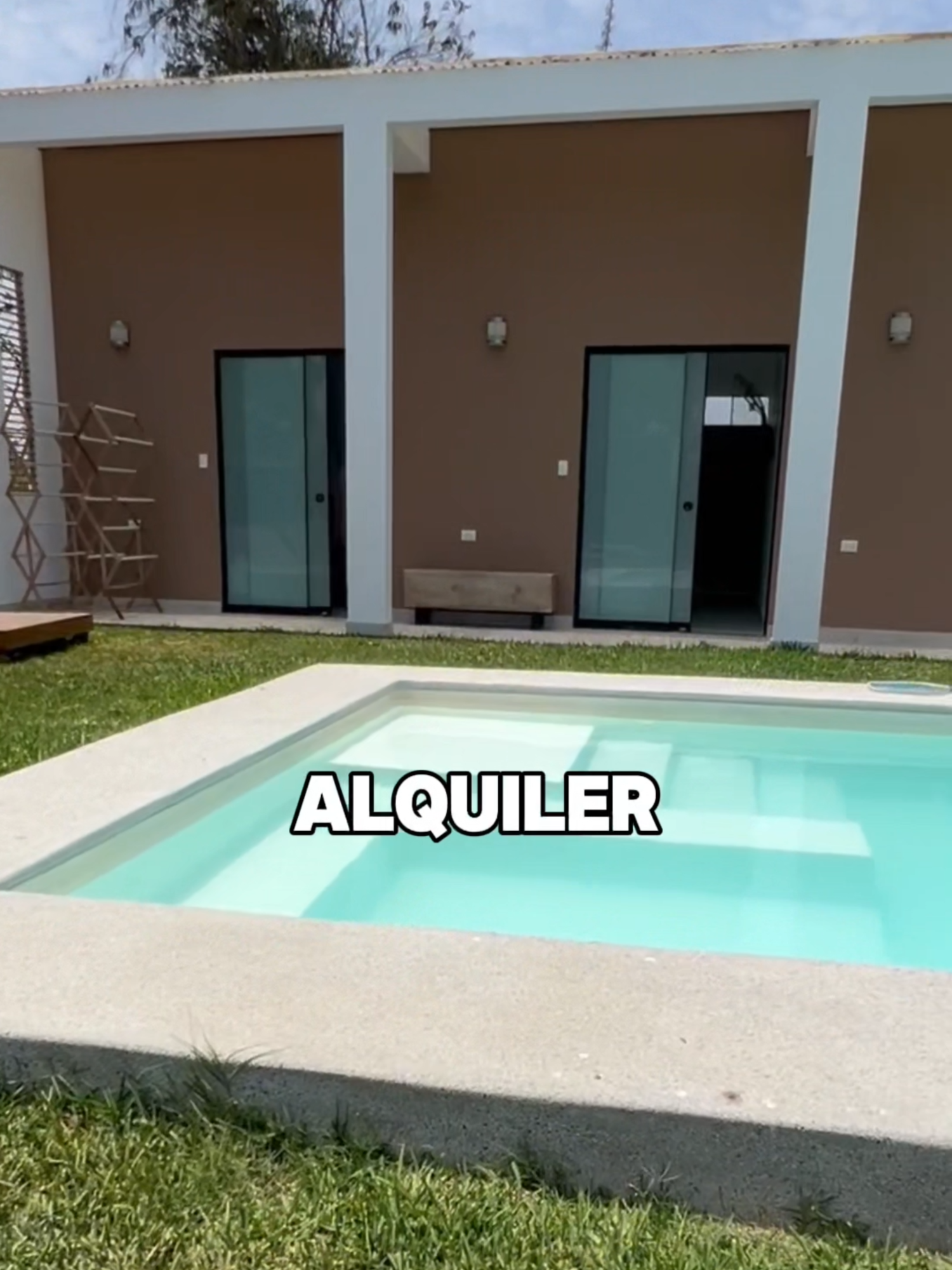 🏡✨ ¿Tu Casa de Campo Termina Hecha un Desastre Tras Alquilarla? 🌾 Si al alquilar tu casa de campo termina en mal estado, es probable que el problema esté en el diseño. Con una distribución inteligente, puedes dividir zonas privadas y de uso compartido, asegurando que tus espacios personales se mantengan intactos y protegidos. 🎥 Mira el video y descubre cómo optimizar el diseño para alquileres y proteger tus zonas privadas. Haz que tu propiedad sea más funcional y atractiva sin sacrificar tu tranquilidad. 📞 Contáctanos y transforma tu casa de campo en un espacio bien distribuido y fácil de gestionar. #DiseñoDeCasasDeCampo #ProtegeTuEspacio #ACESArquitectos #ZonasPrivadas #HerickPerez #ArquitecturaFuncional