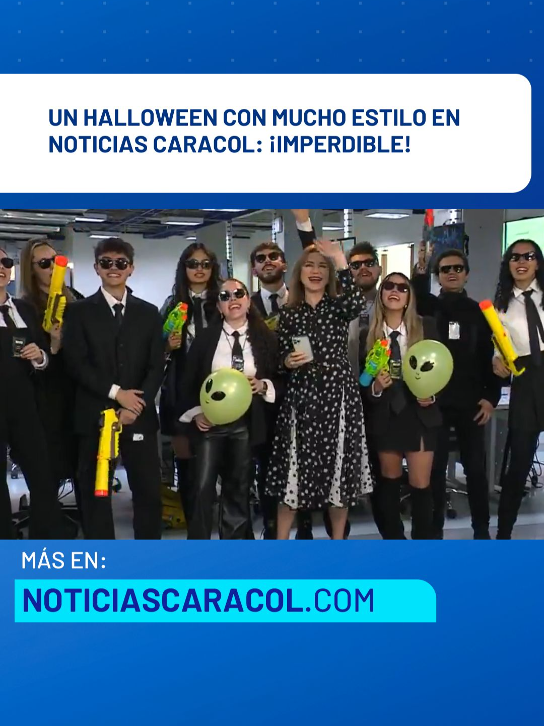 ¿Qué tal el cierre de la emisión del mediodía de Noticias Caracol en Halloween? Hombres y mujeres de negro, y hasta un 