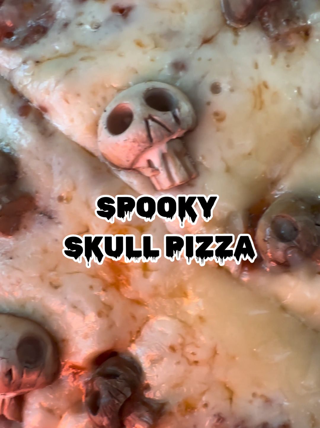 Vimos estas espeluznantes SPOOKY SKULL PIZZA ☠️ y nos asusto su delicioso sabor INGREDIENTES: 2 Tazas de harina de trigo, pasada por un colador 1 Sobre de levadura (11 g) 1/2 Cucharadita de azúcar 1/2 Cucharada de sal 2 Cucharadas de aceite de oliva 1 Taza de agua tibia 1 1/2 Tazas de puré de tomate, natural 1/4 Cucharadita de pimienta negra, molida 1/2 Cucharadita de queso tipo parmesano 1/2 Cucharadita de cebolla, en polvo 1 Cucharada de Sazonador en Polvo con Tomate CONSOMATE® 18 Rebanadas de pepperoni 2 1/2 Tazas de queso mozzarella, rallado #pizza #pizzalover #recipes #halloween #halloweenfood #recetas #spooky