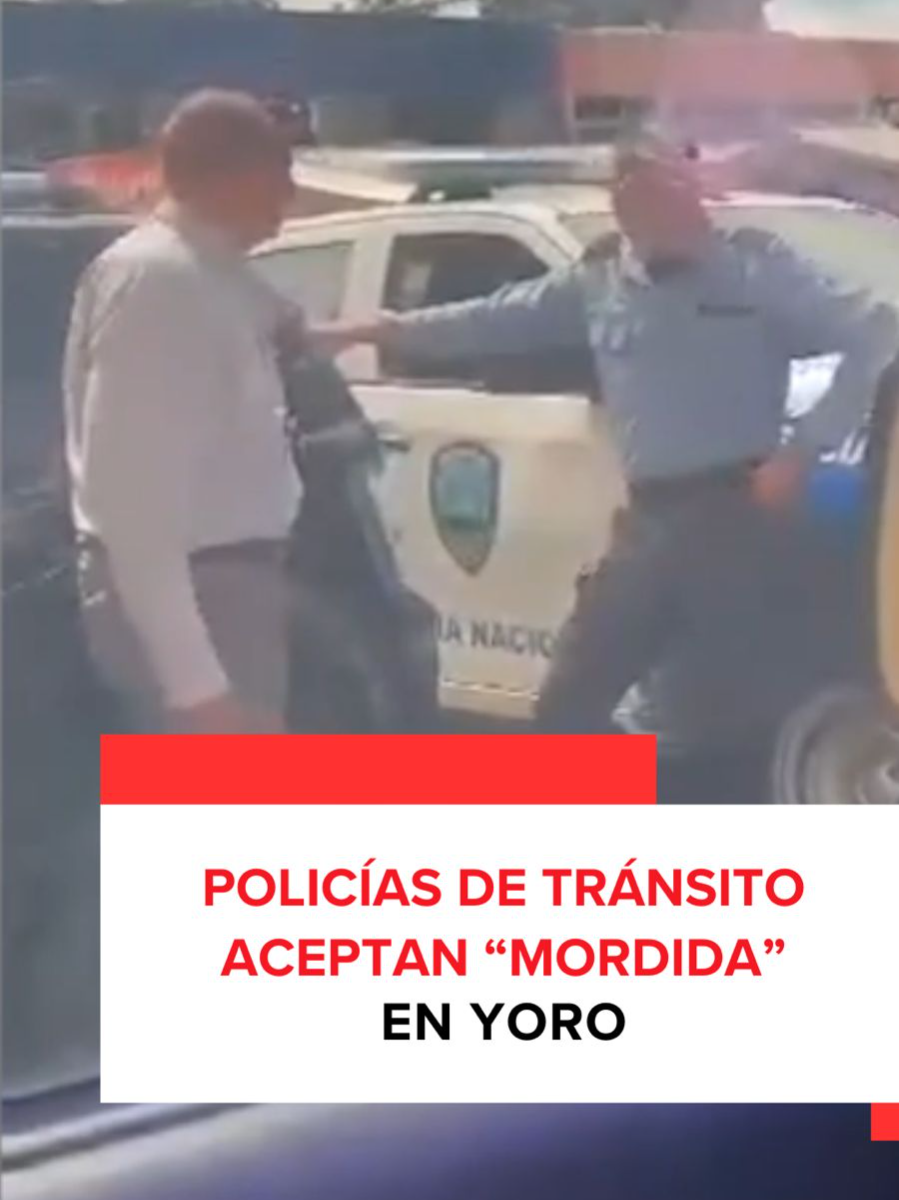 Tres agentes policiales fueron suspendidos de sus cargos luego de ser captados por un video aficionado tomando dos billetes de 500 lempiras tras accidente. #NoticiasHonduras