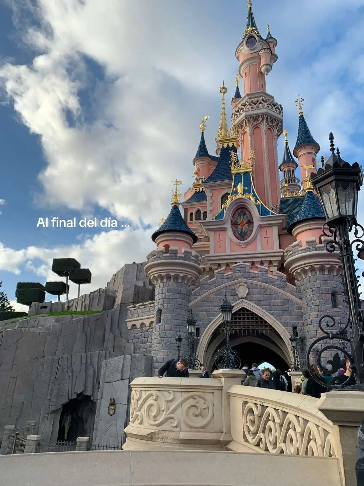 perfect  memories w mom !!  @Disneyland Paris ✨ @Disney Parks  #disneyland #disneylandparis #disneyworld  #disneycalifornia #californiaadventure #disneycontent #disneylife #bestfriend #disneycontentcreator #magickingdom #hollywoodstudios #animalkingdom #epcot #disneyphoto #fyp #mom #momanddaughter #dayatdisney #happyplace #magic #parati 