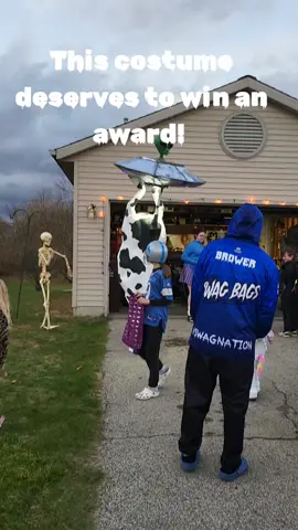 best costume I've seen in a long time!! #ufo #scary #trickortreat #costume #fyp #halloween2024 #fun 
