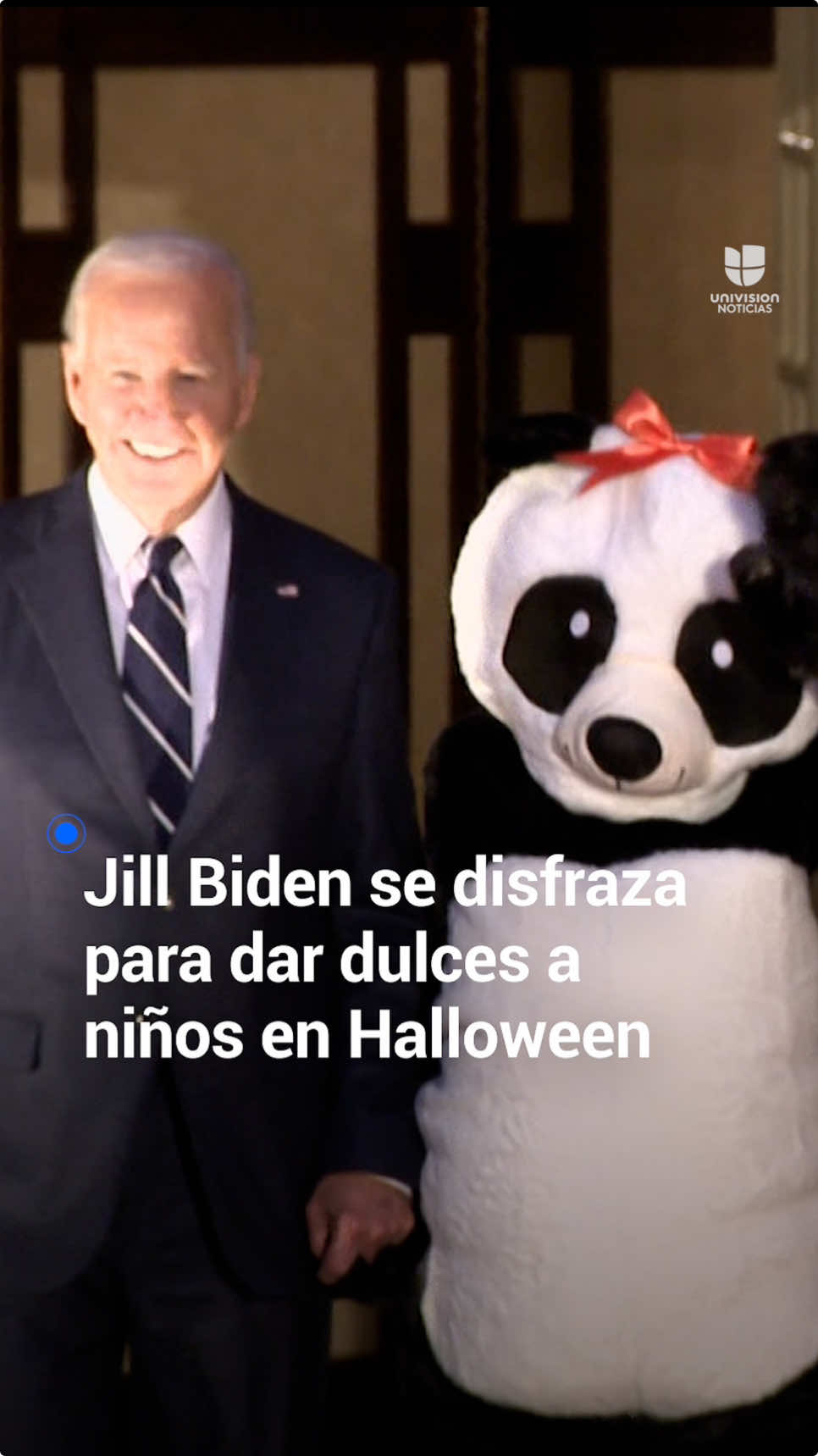 🐼 La primera dama de EEUU, Jill Biden, se disfrazó de panda para celebrar su último Halloween en la Casa Blanca. La primera dama sorprendió al entregar dulces y libros a los niños con este peculiar disfraz. Ella decidió obsequiar ejemplares de distintas obras con el fin de impulsar el hábito de la lectura. 🎃 Ambos recibieron en la Casa Blanca a niños de escuelas locales e hijos de militares durante Halloween. #Halloween #CasaBlanca #WhiteHouse #JoeBiden #JillBiden #Uninoticias #UnivisionNoticias