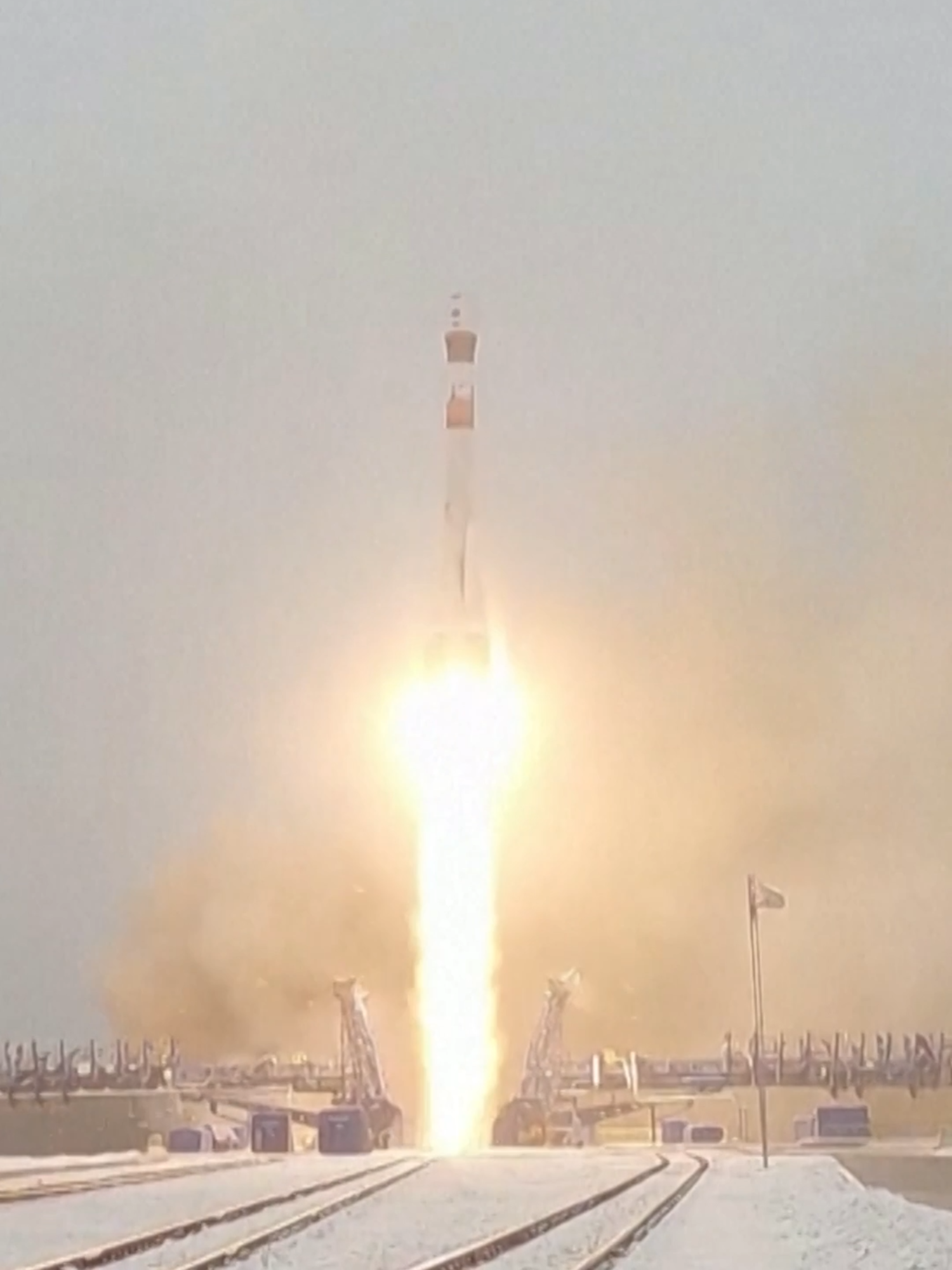 La Fuerza Aeroespacial de #Rusia lanzó un cohete de clase media que transportaba una nave espacial encargada por el Ministerio de Defensa. #Latinus #InformaciónParaTi